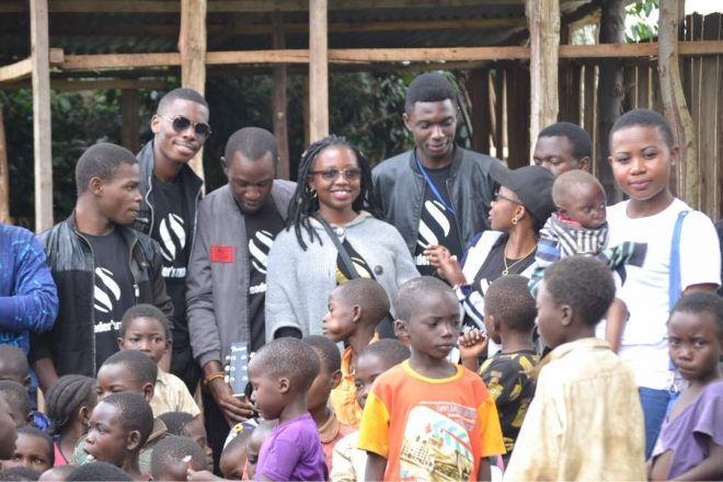 Liza Kash avec les membres de Leaders race lors d'un apostolat organisé au foyer des jeunes mal nourris à Kavumu