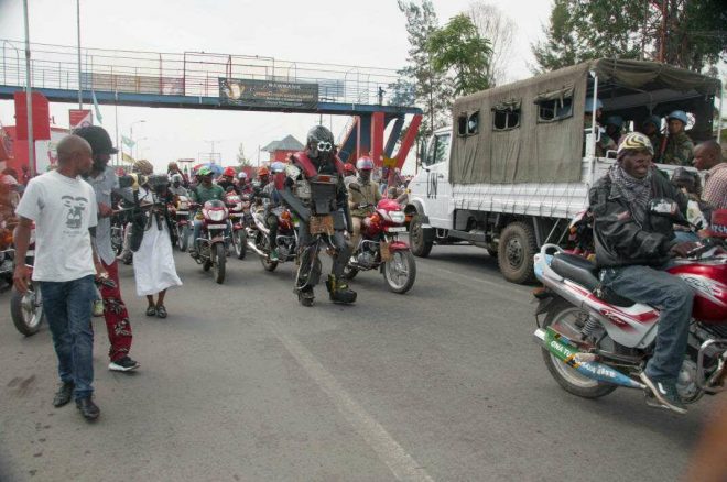 Precy Numbi dans son robot lors d'une performance dans la ville de Goma. Ph.Mama Radio