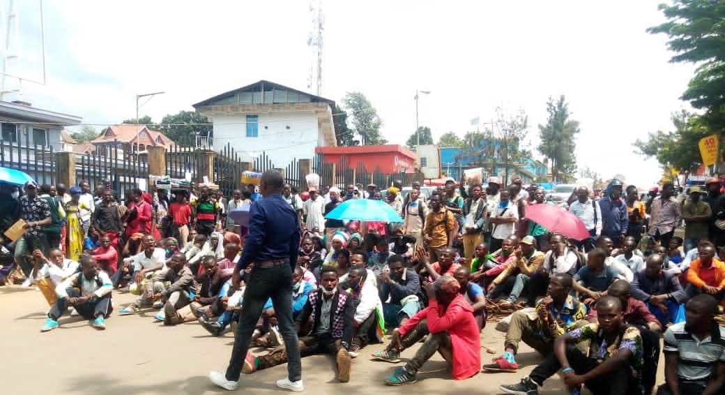 Sud Kivu Des Enseignants Manifestent Devant Le Bureau De La Banque Tmb Pour Exiger Leur