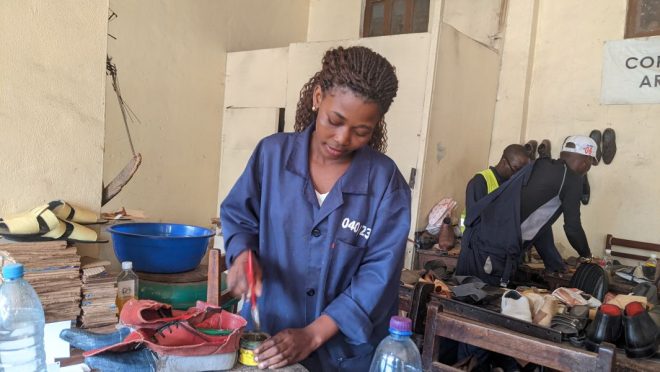 MAMA SHUJAA : Madeleine MUSIGWA : « Mon projet c’est d’avoir mon propre atelier de cordonnerie et former des filles après ma formation au Centre d’Apprentissage Professionnel et Artisanal CAPA.»