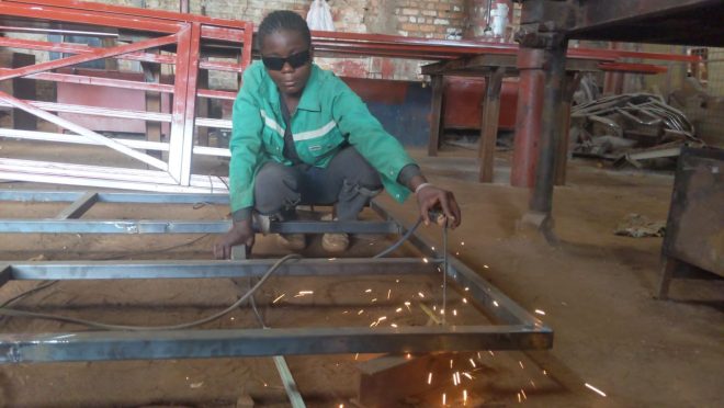 MAMA SHUJAA : Marie Jeanne CIREZI : « Mon rêve c’est d’être une grande ajusteuse en RDC après ma formation au Centre d’Apprentissage Professionnel et Artisanal CAPA.»