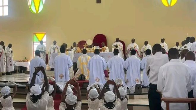 Bukavu : Nous vous enfermerons pour que vous ne sortiez pas de là sans vous être entendus (dixit Mgr F.X. Maroyi aux belligérants à l’occasion du 30 juin)